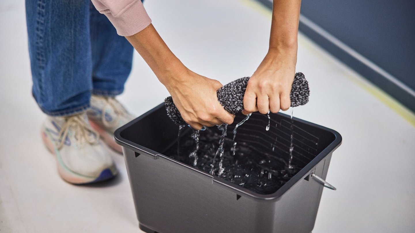 Jordan multimopp skylles i en bøtte med vann etter vask av vegg.