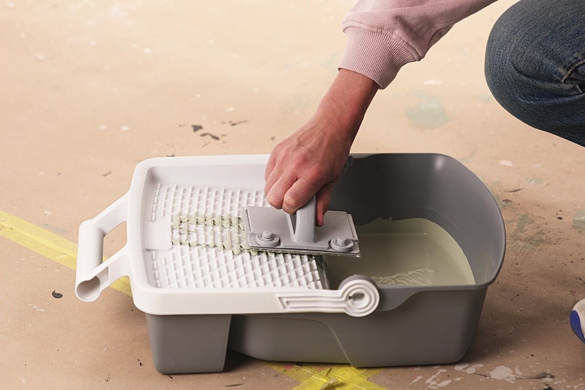 Malepute dyppes og dras av i malebrett med maling.