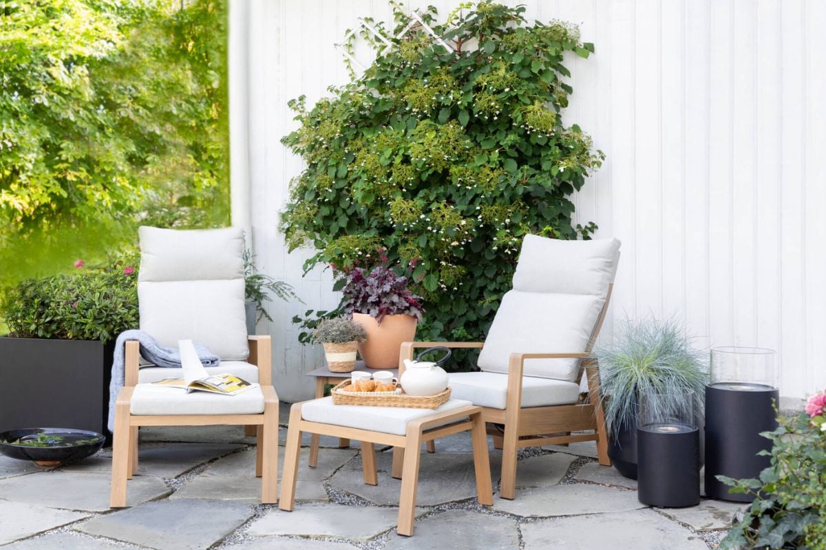 Terrassesett med fotskammel på en terrasse