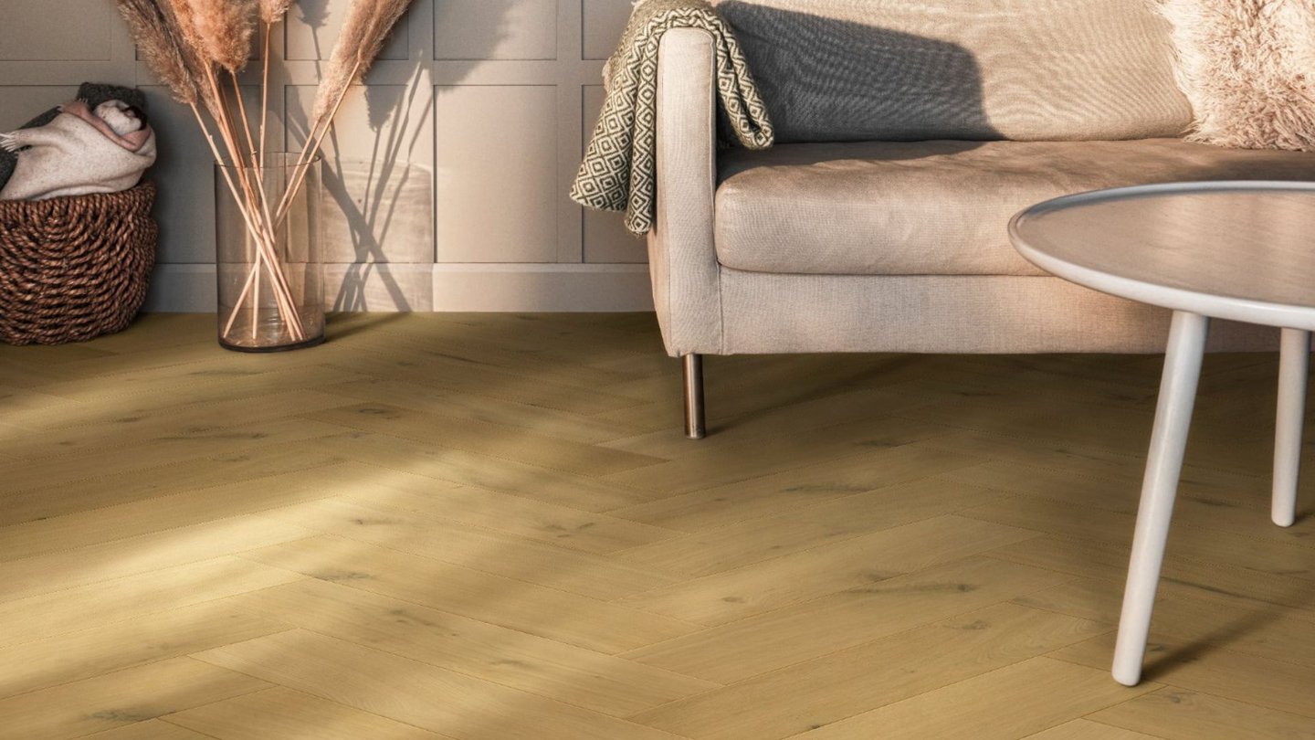 Detaljbilde av pampasgress, sofa og lyst gulv