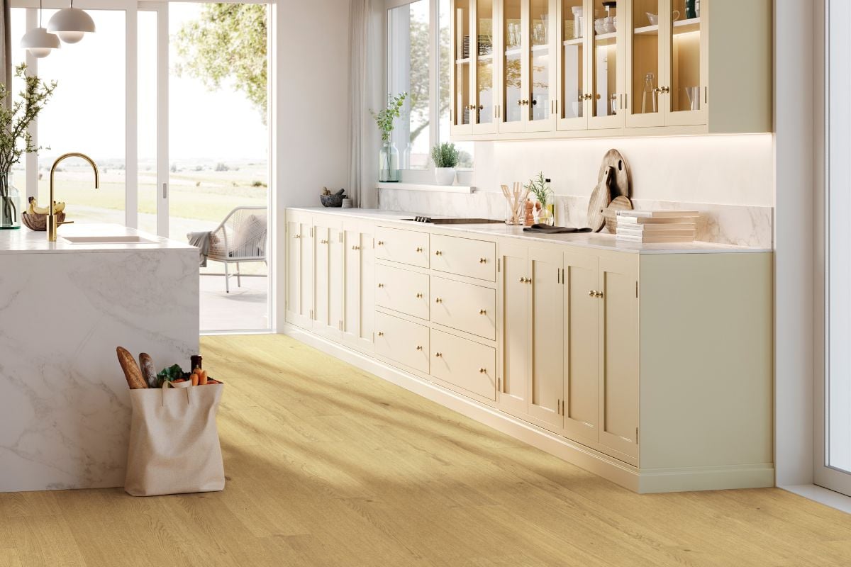 Kjøkken med lyst tregulv fra Topp by Pergo.