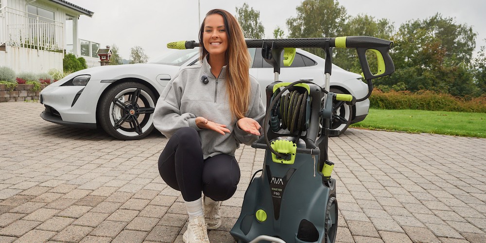 Stine Skolie presenterer AVA høytrykkspyler foran bil