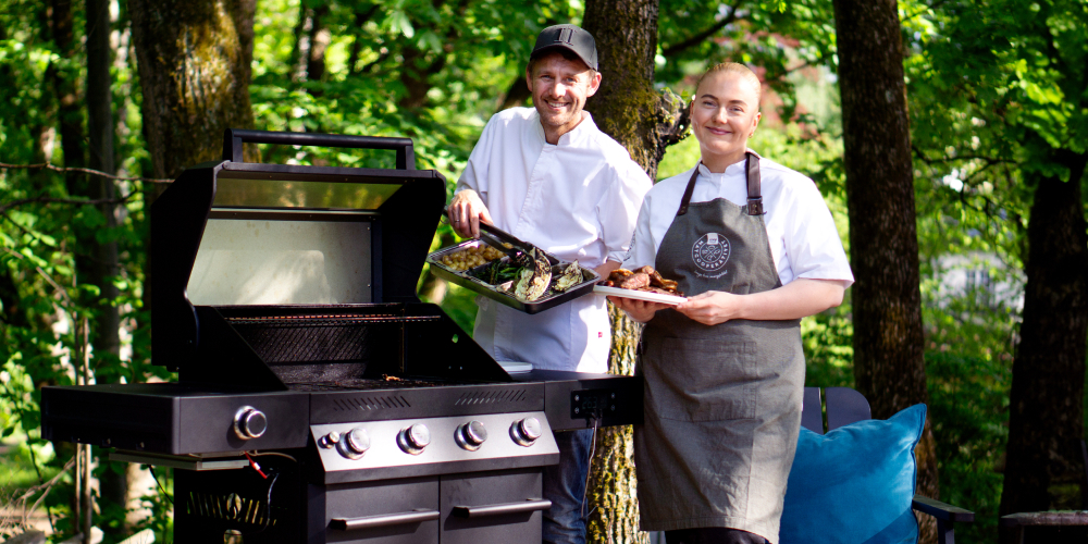 Mathias fra FCC og Frida fra Matcooperativet står foran Folkegrill