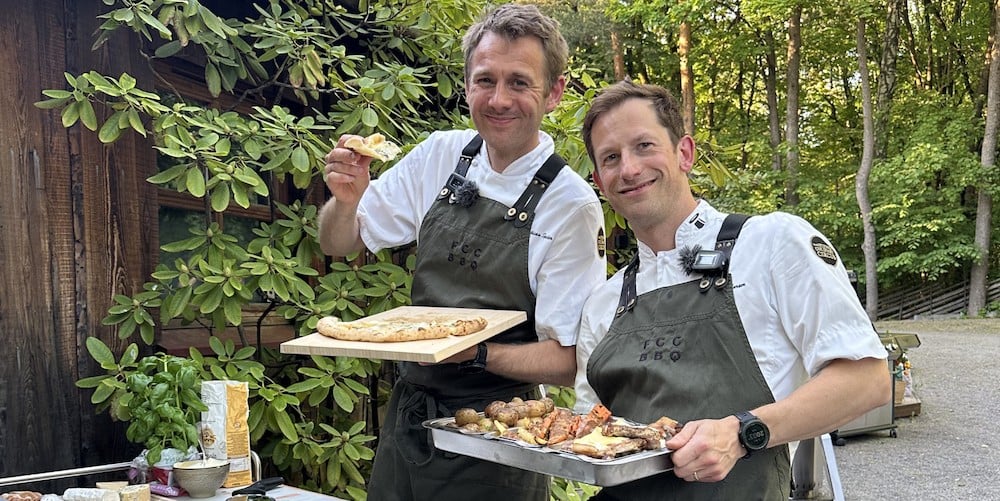 Hans Kristian og Mathias foran ved og bålpanne