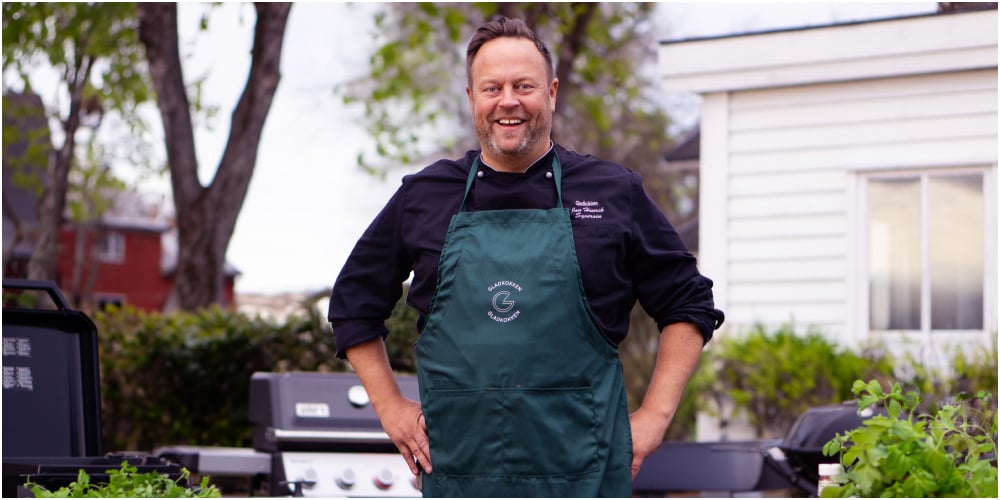 Gladkokken står foran Weber grill