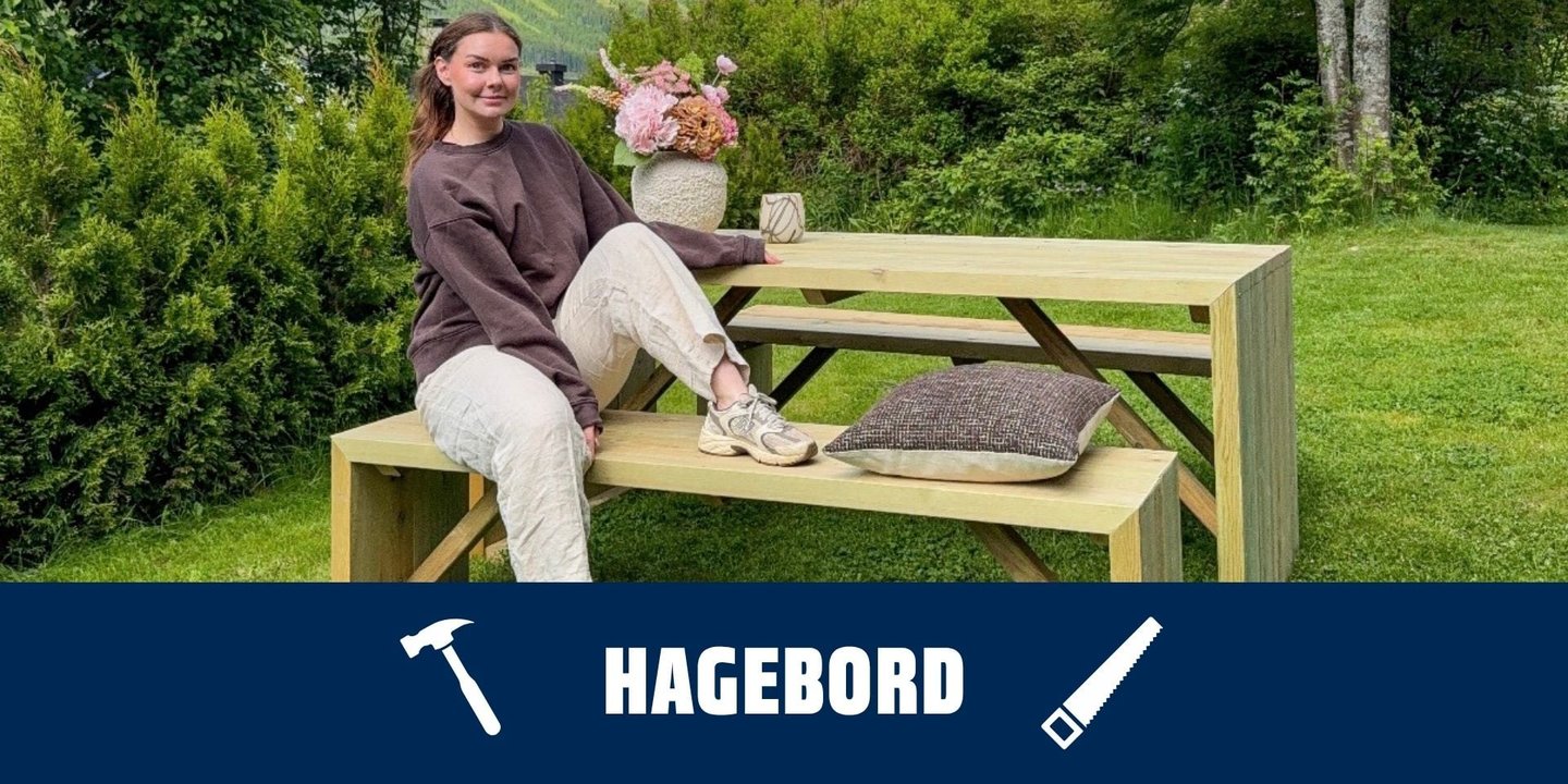 Elin Hjemli sitter smilene på selvbygget utebord og benk