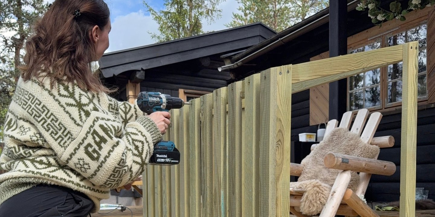Kvinne bygger et varmepumpehus
