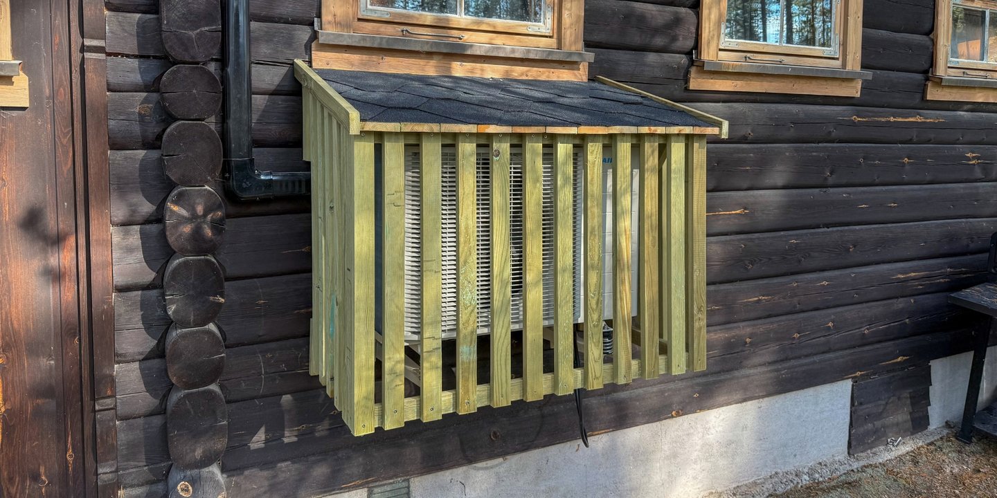 Nybygget varmepumphuse i treverk