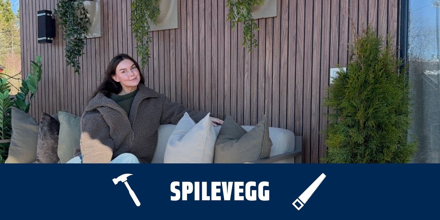 Dame sitter foran en spilevegg med hengende blomsterpotter, med teksten "spilevegg"