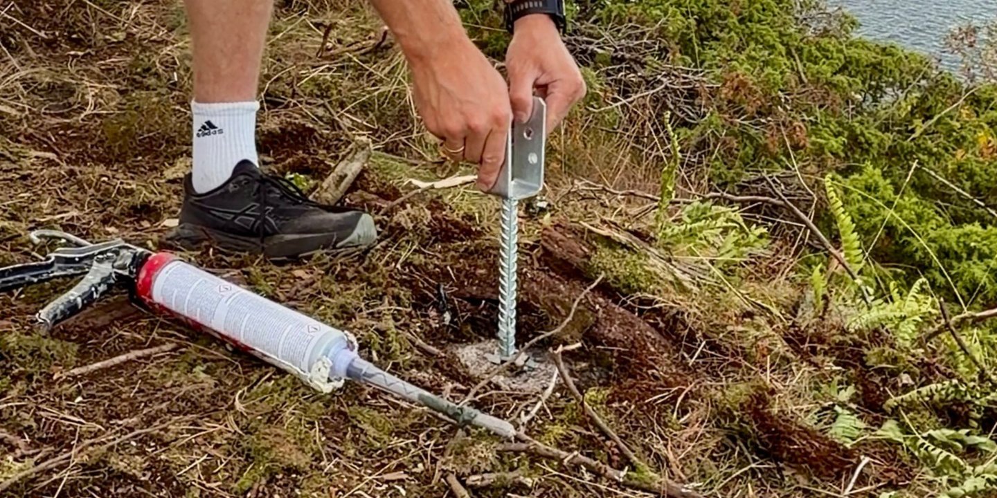 Person setter søylesko i bakken
