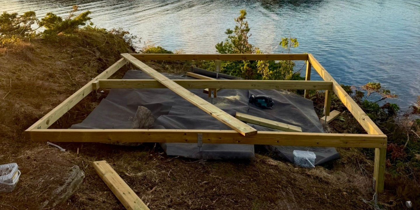 planker i kvadrat med havet, med barduk under