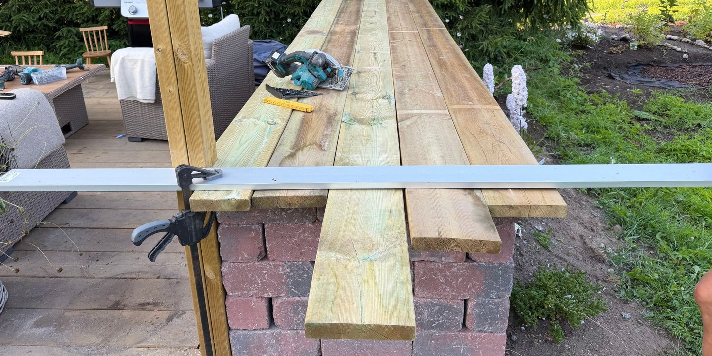 Tilpasning av terrassebord til benkeplate på utekjøkken
