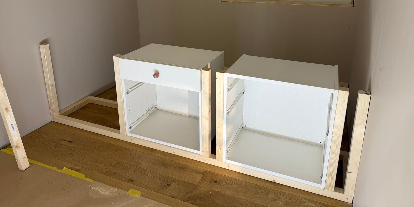 Skuffene på plass i stenderne og rammen for sengen.