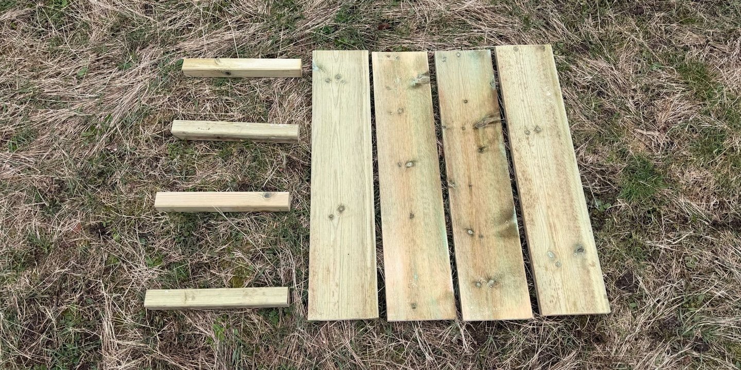 Planker som ligger på gresset