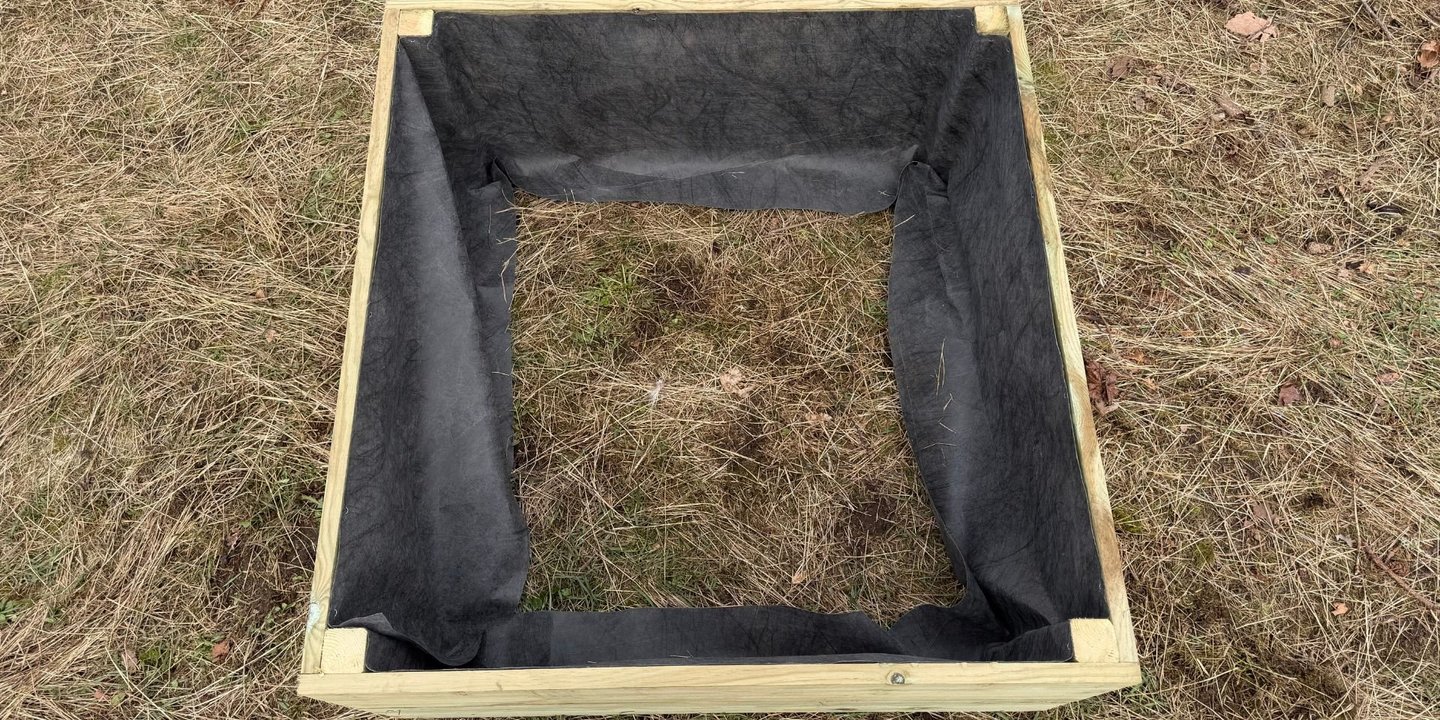 Nybygd pallekasse med uten bunn, med fiberduk på sidene