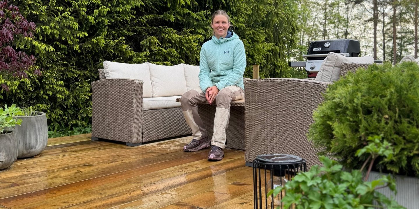 Tiril sitter i utesofa på ferdig platting.