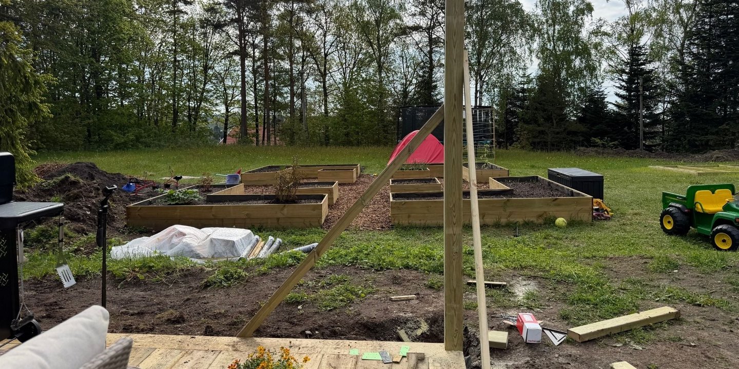 Stolpe montert på hjørnet av plattingen.