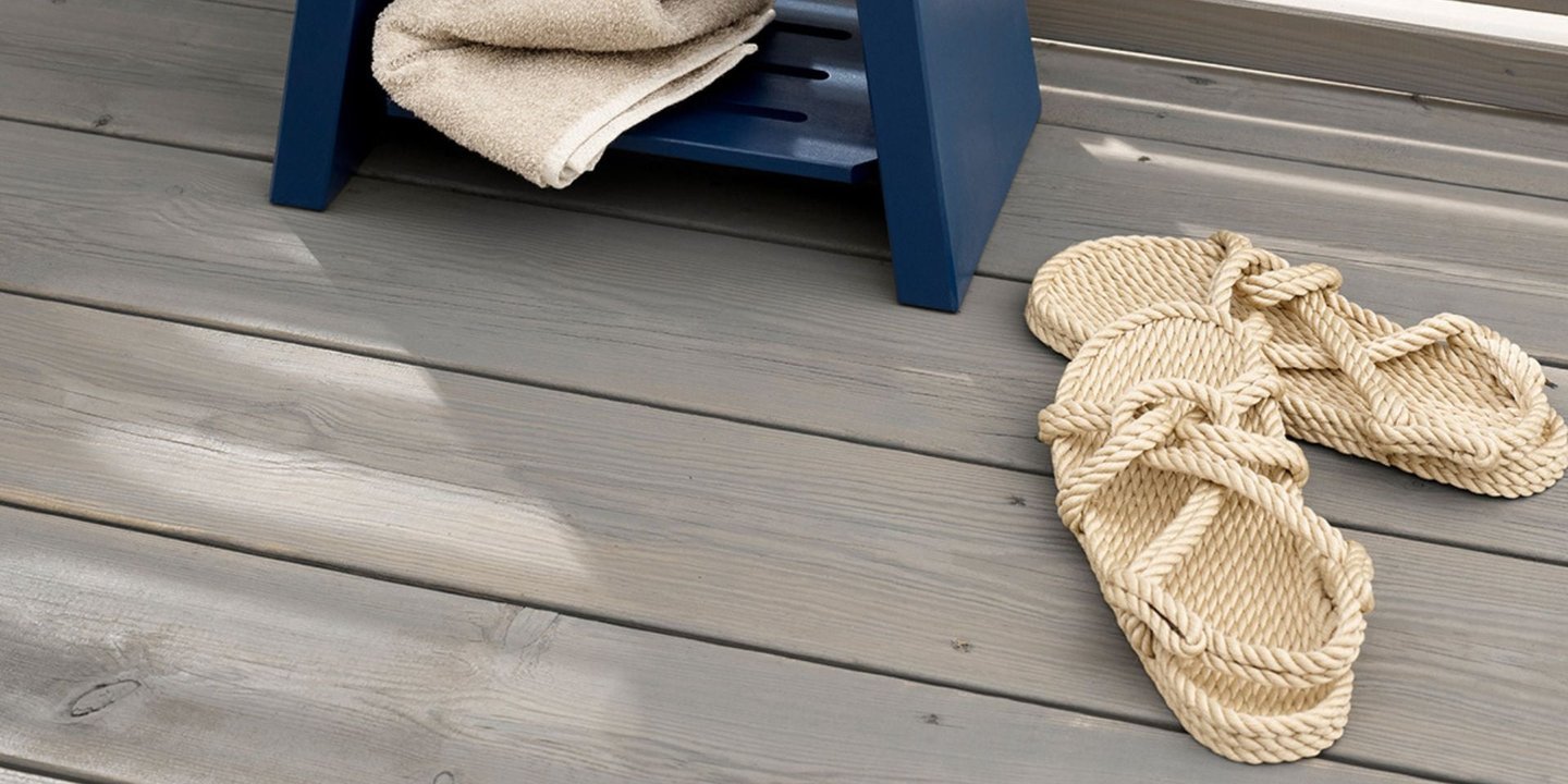 Et par sandaler på nybeiset terrasse