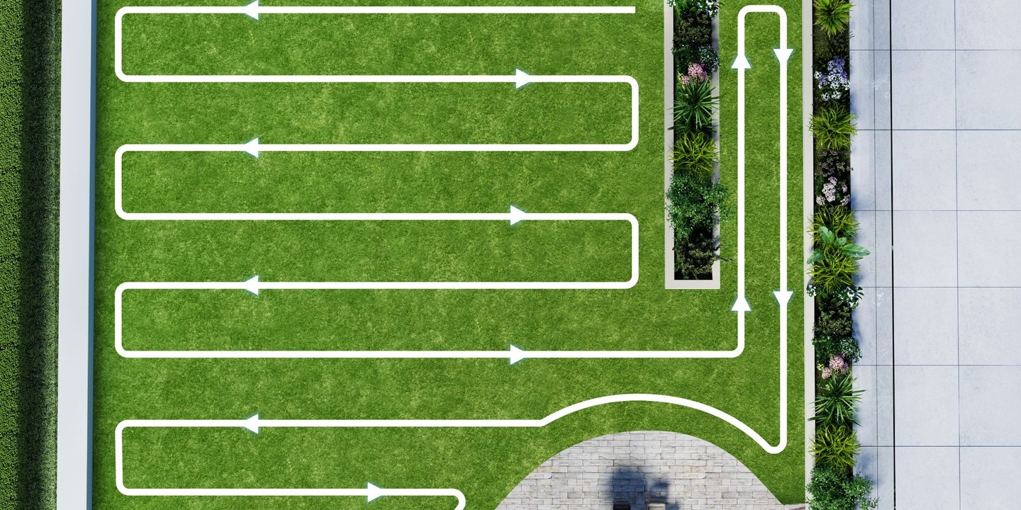 Oversiktsbilde av en plen og en pil som viser hvor gressklipperen skal kjøre.