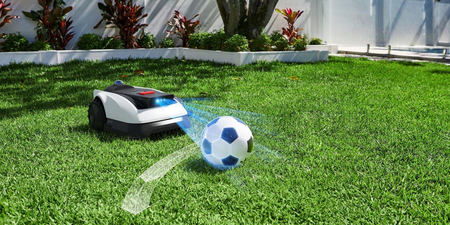 Robotgressklipper styrer unna fotball ved hjelp av sensor.