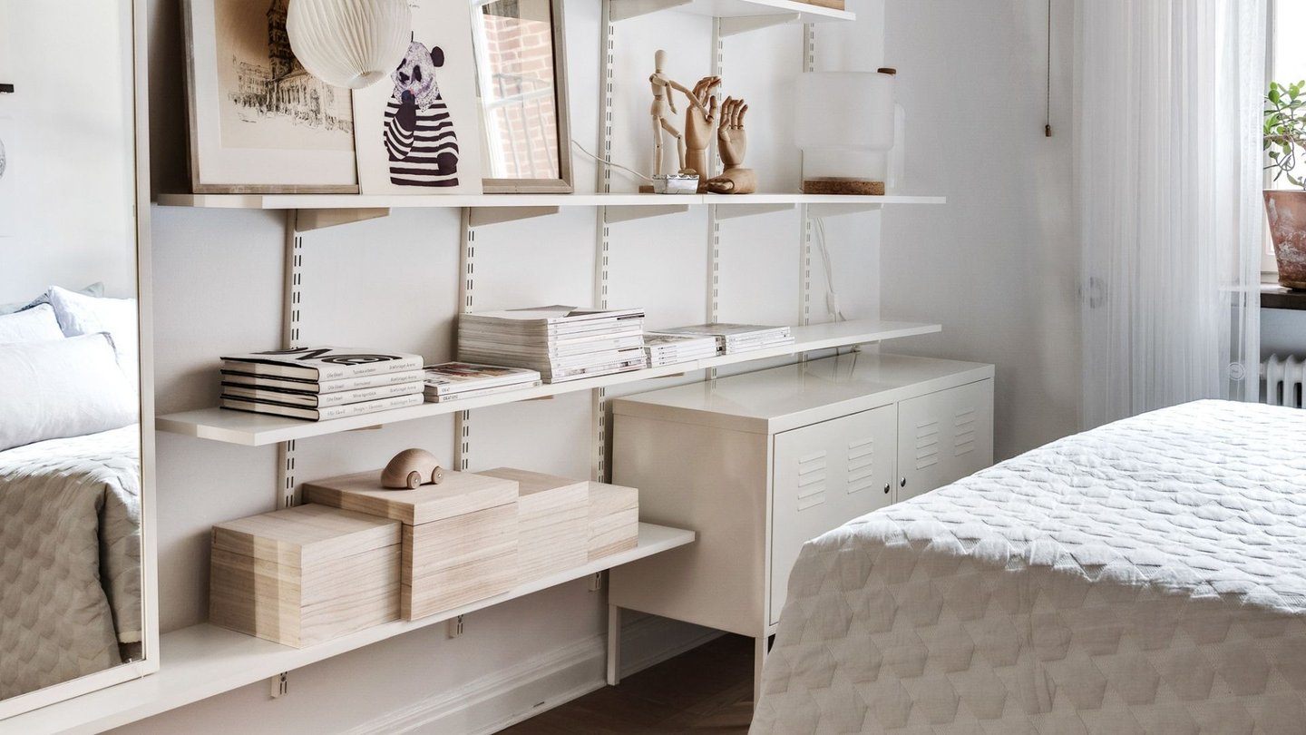 Åpen oppbevaringsløsning med hyller og dekor.