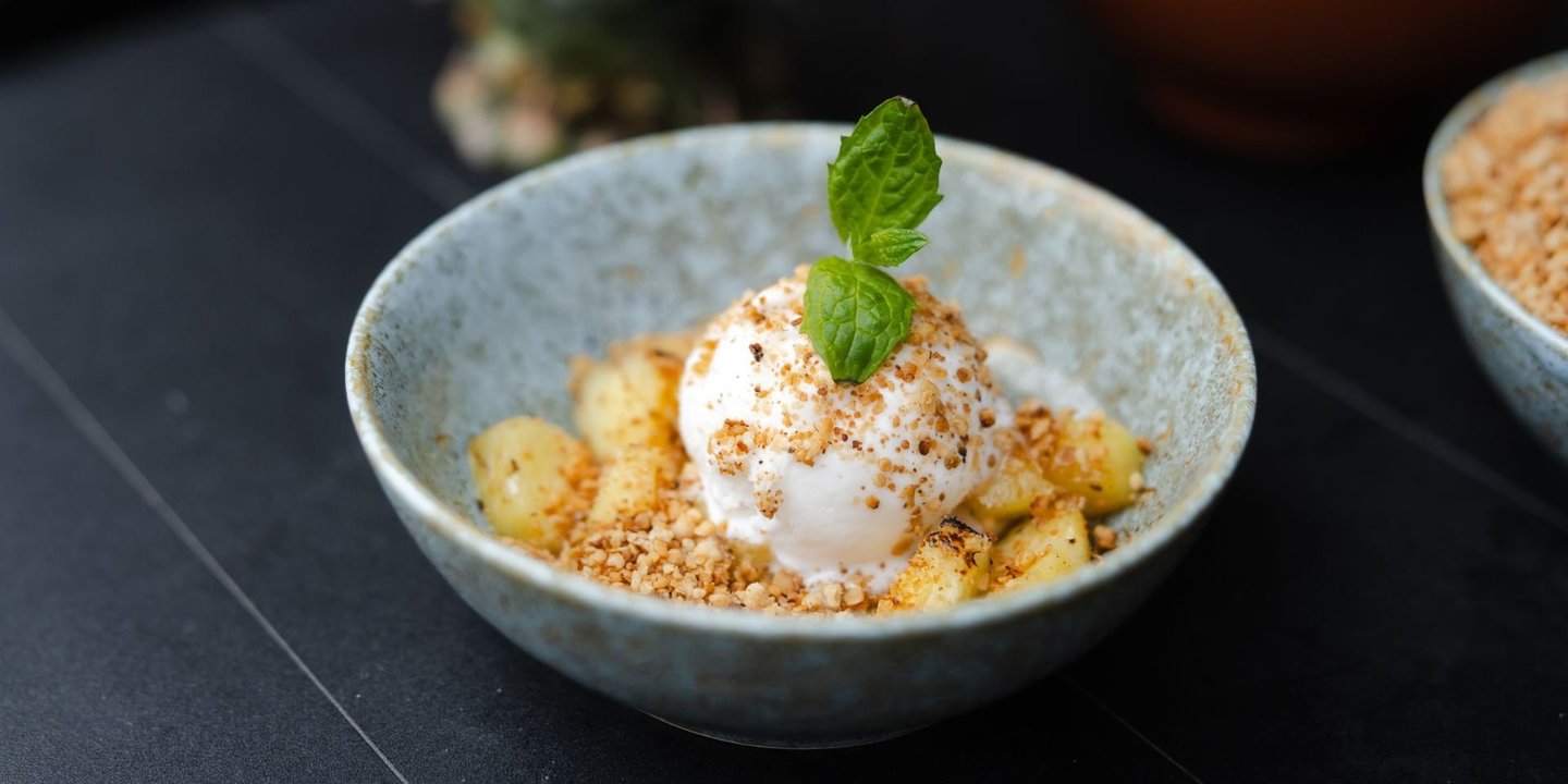 Grillet ananas i en skål med kokosis