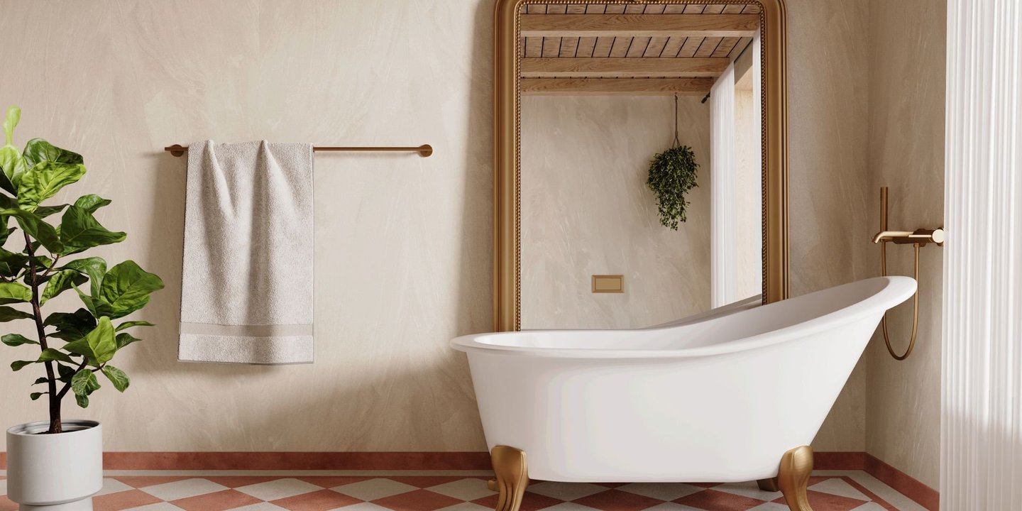 Hvite og rød fliser på baderomsgulvet, stort speil med badekar foran.