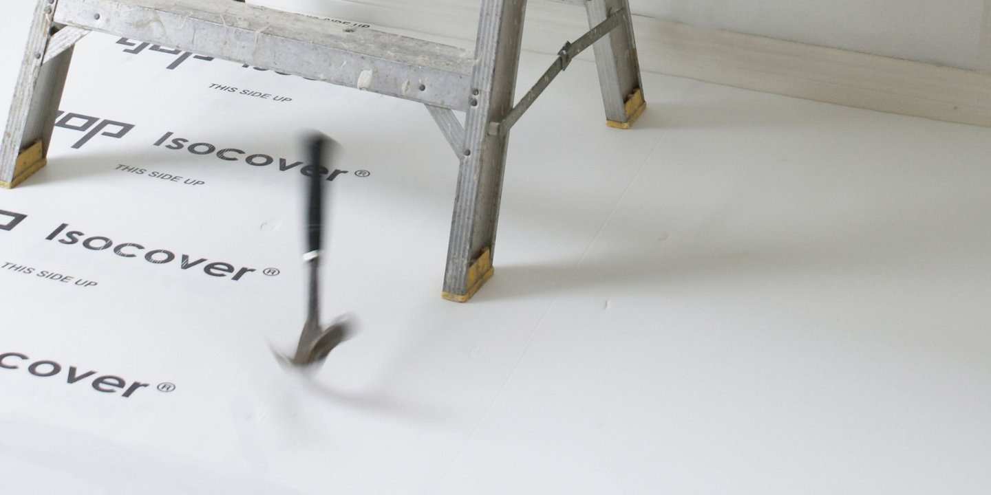 Hammer som faller på gulvet under oppussing