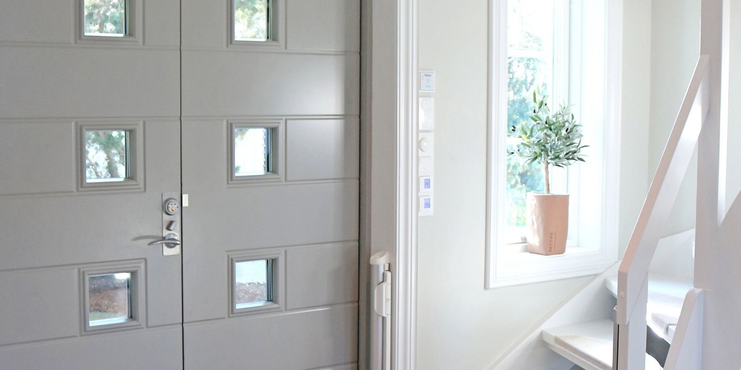 ytterdør avbildet fra innsiden med 8 vindusruter.