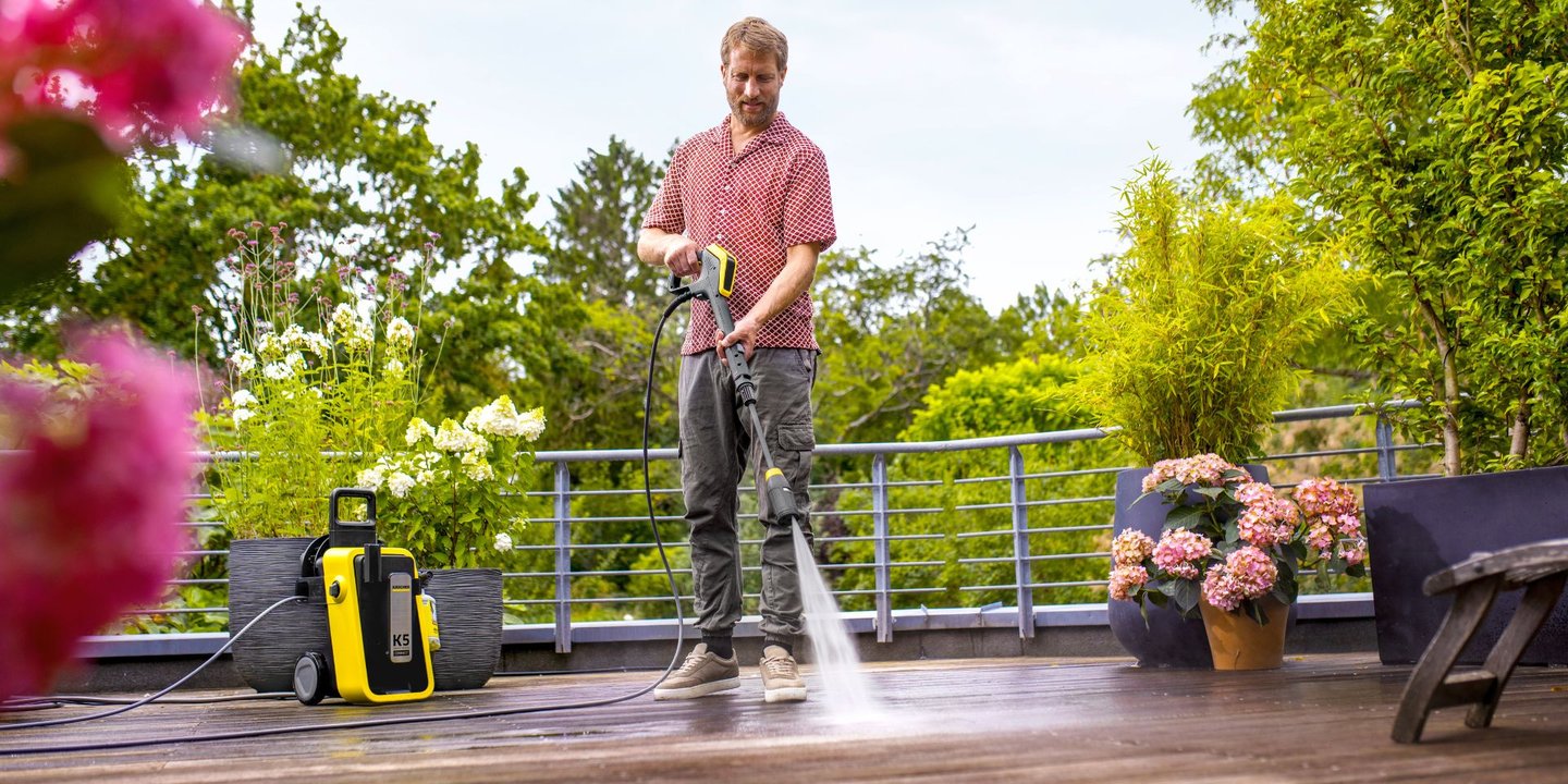 Slik rengjør du terrassen effektivt