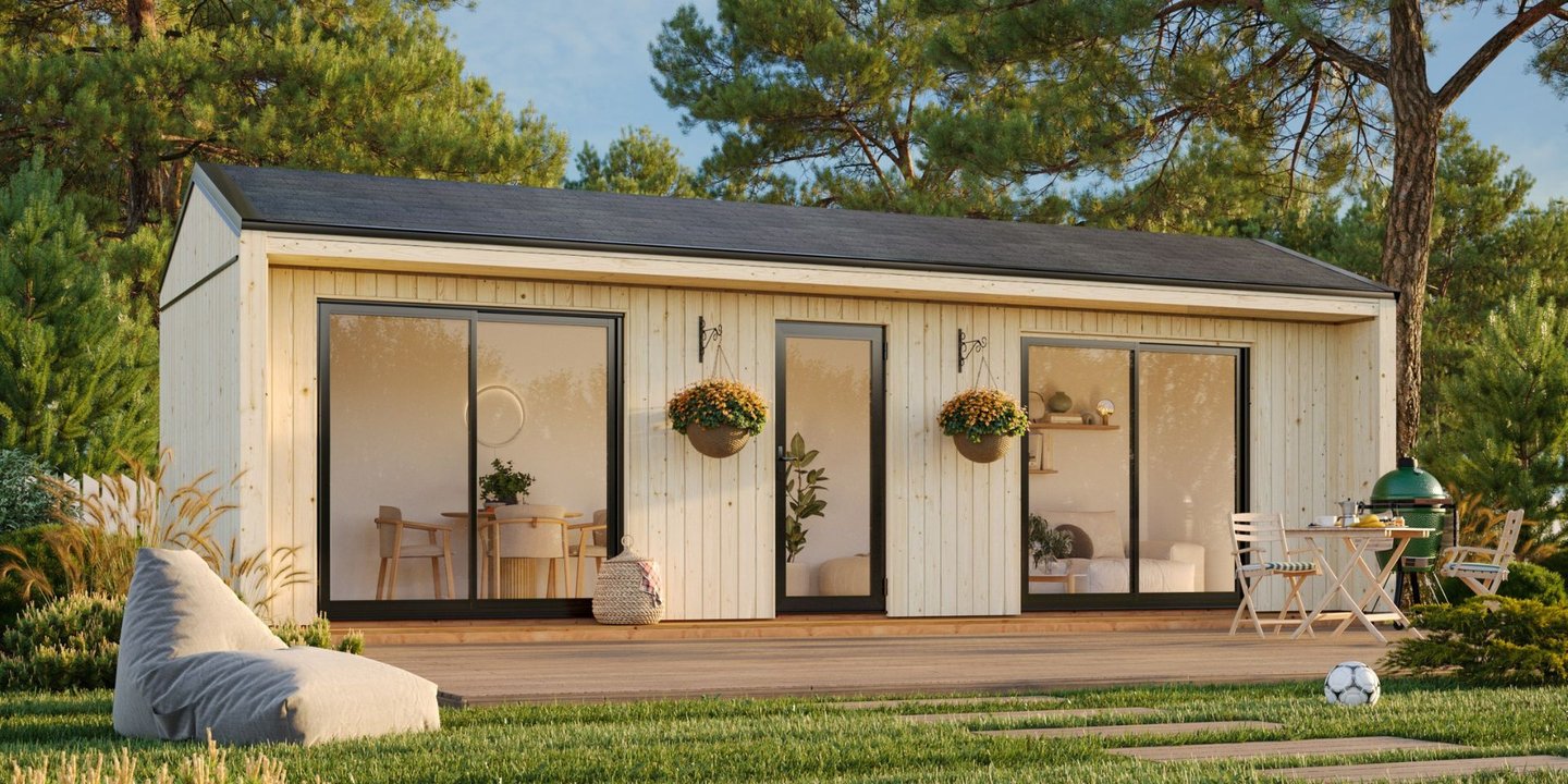 Palmako hagestue i en grønn og frodig hage. En sekkestol foran på venstre side og plante på andre siden.