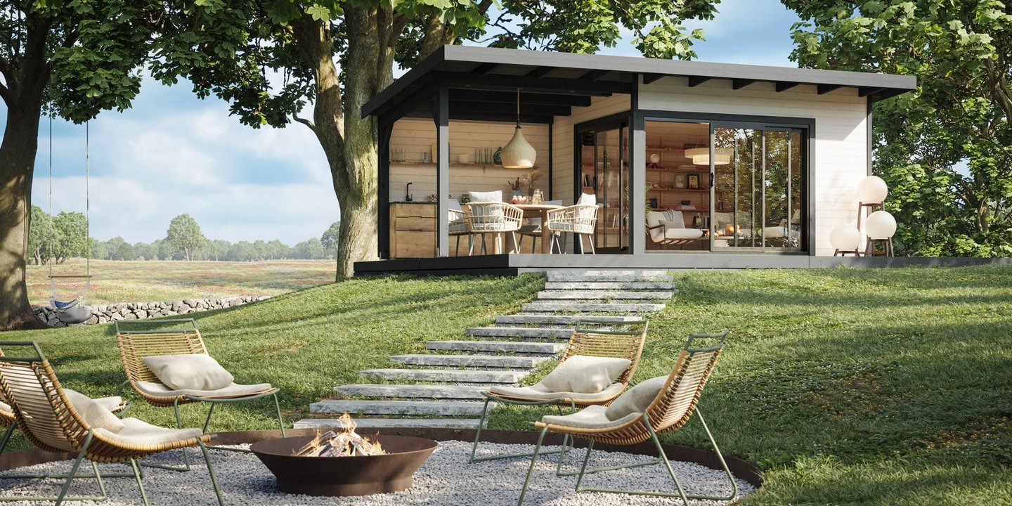 Hyggelig hagestue med en grillplass foran med stoler rundt.