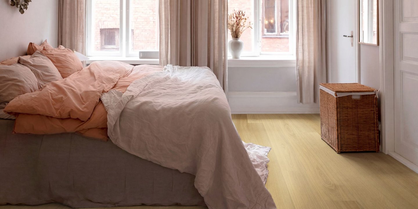 De varme eiketonene i Calm Shore Oak skaper en lun og harmonisk atmosfære. Foto: Pergo