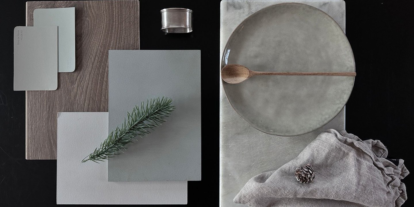 Et moodmoard med ulike gråtoner på en svart bakgrunn.