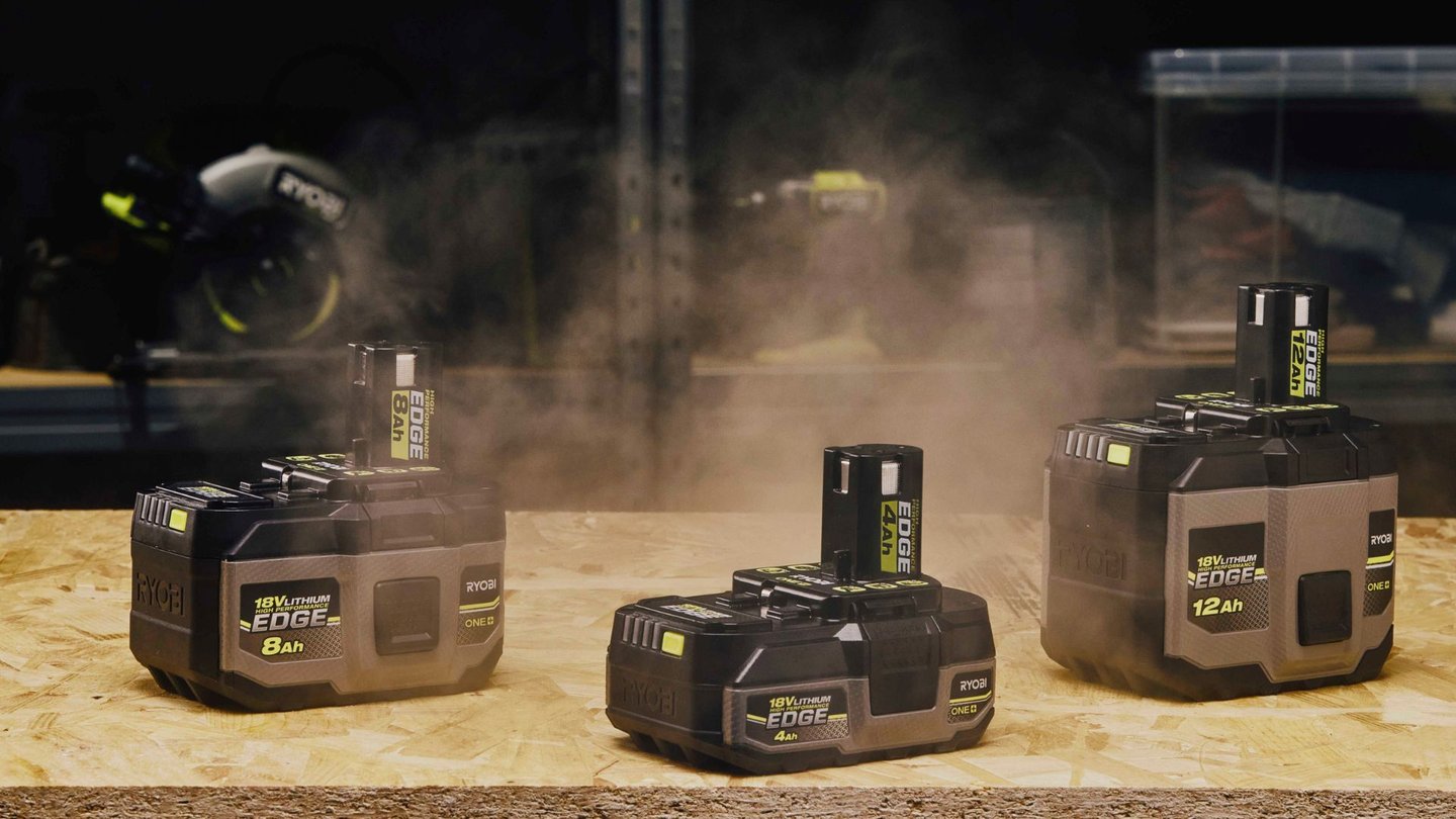 Ryobi EDGE 18V batterier på arbeidsbenk