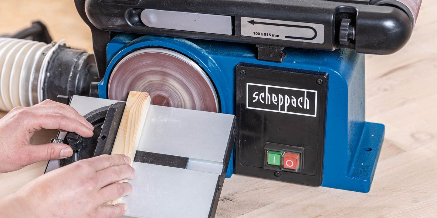 Scheppach bånd- og skivesliper brukt til pussing av treverk på arbeidsbenk.