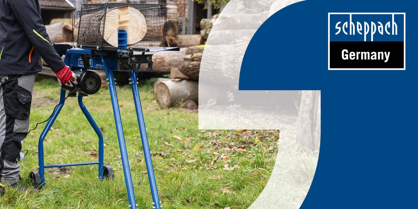 Person bruker Scheppach vedkløyver utendørs til å kløyve ved