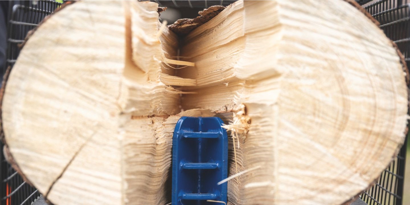 Vedkubbe som kløyves i to med HL570LS vedkløyver fra Scheppach.