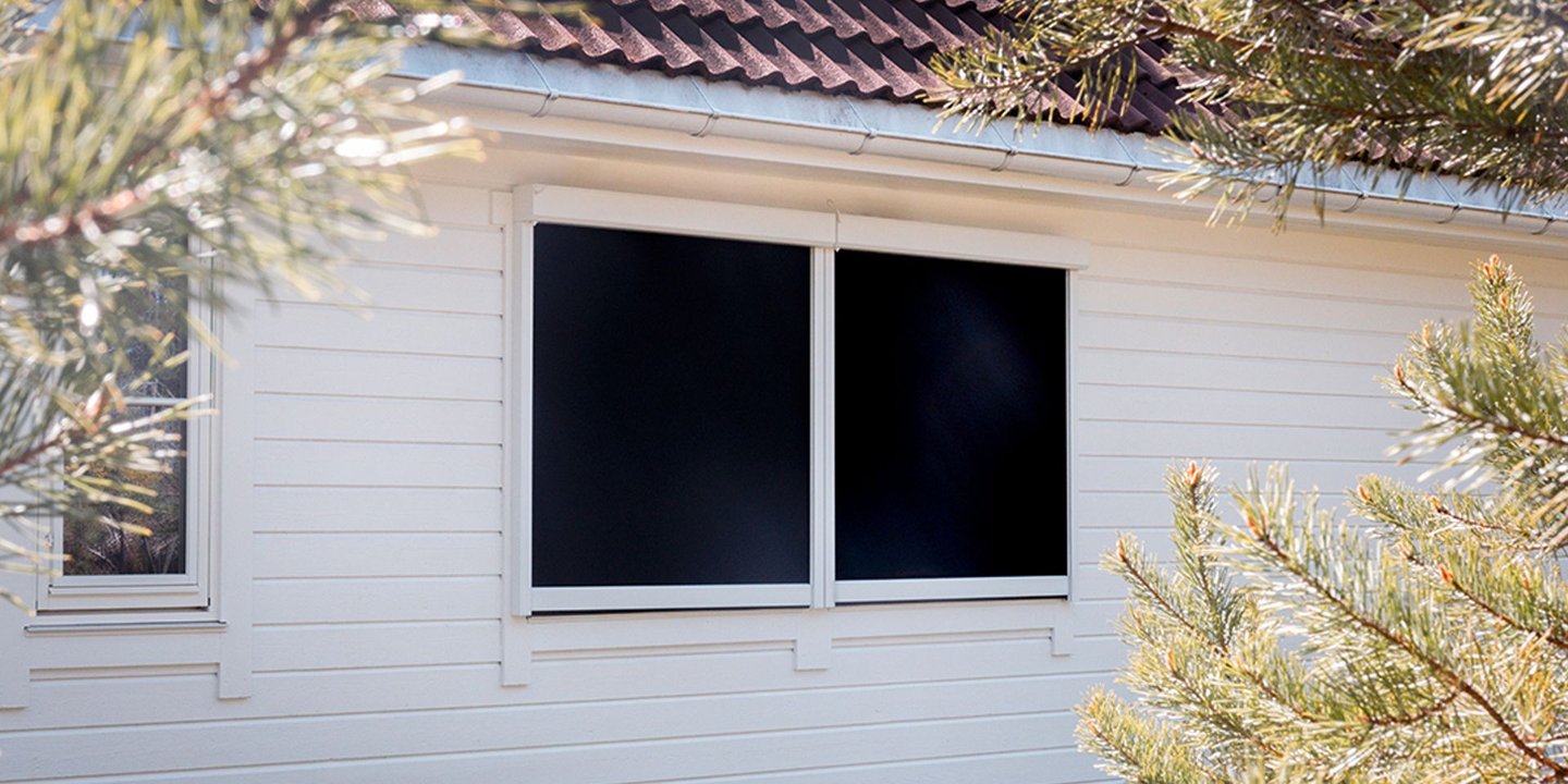 Nærbilde av zip screen på hvitt hus.