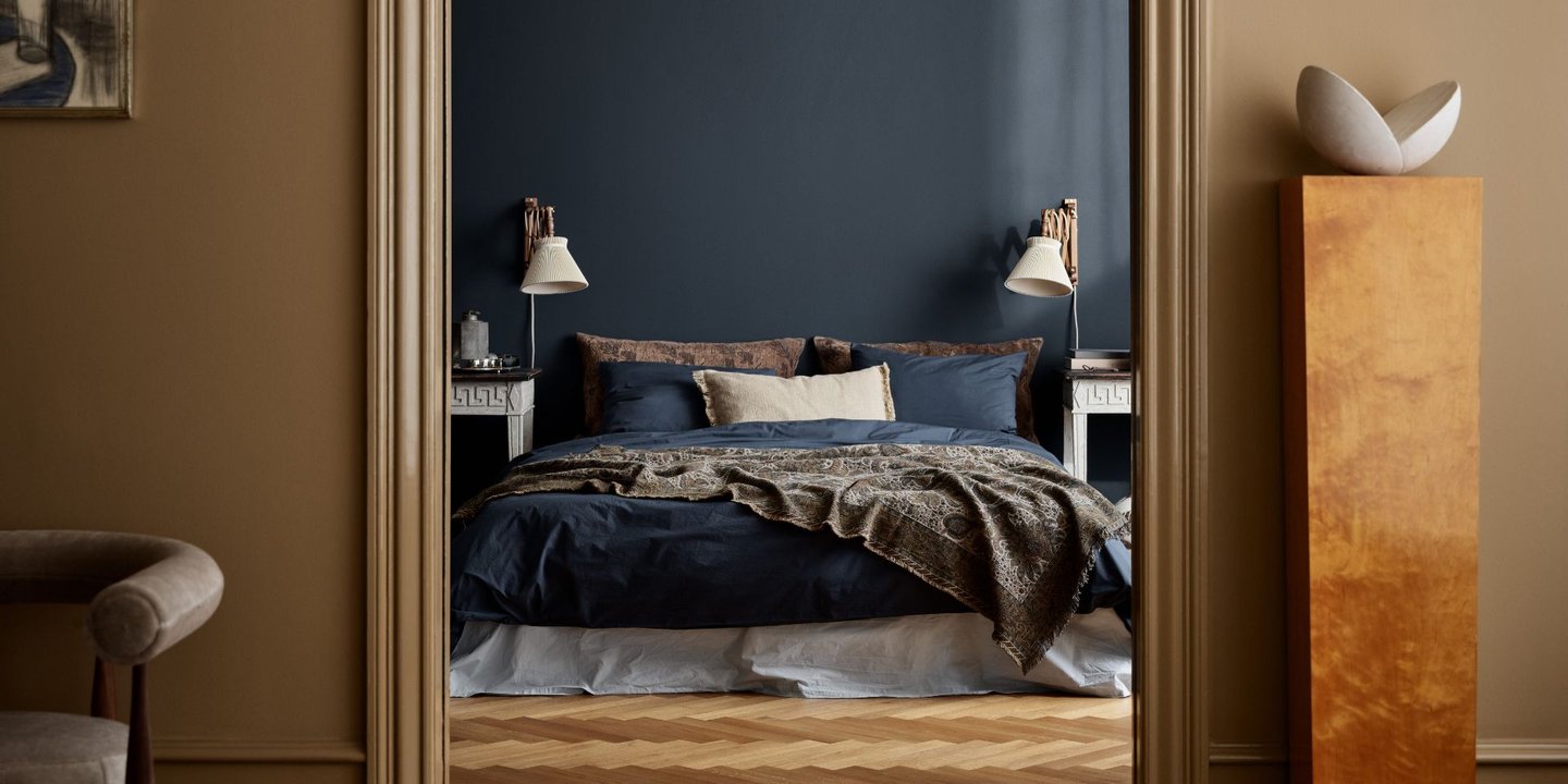 Vegg malt i Lady Iconic 1799 SPICE BROWN, lister i Lady Supreme Finish 1799 SPICE BROWN, tak i Lady Perfection 1909 KALKOKER og soveromsvegg i Lady Iconic 4403 MIDNIGHT BLUE. Foto: JOTUN A/S