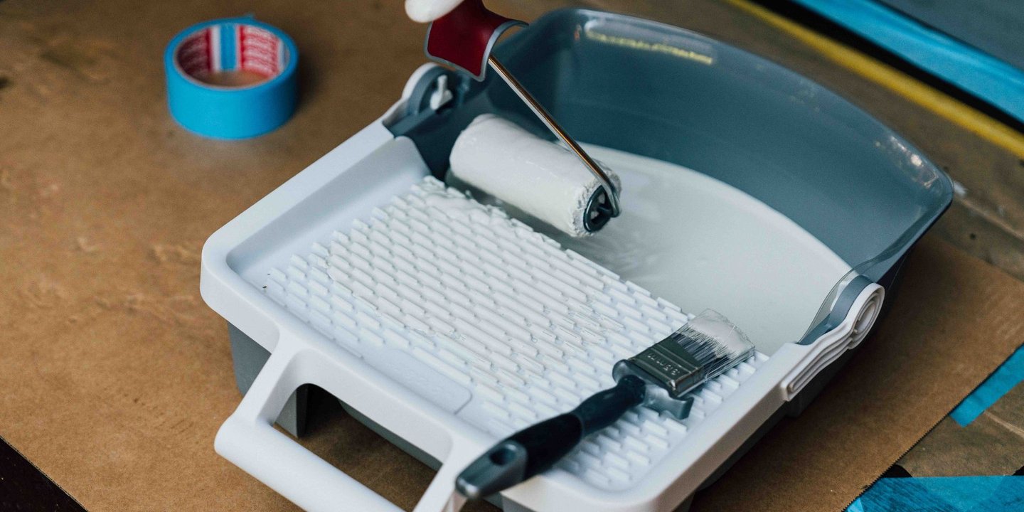 Malingsbrett med hvit maling og malingsrulle