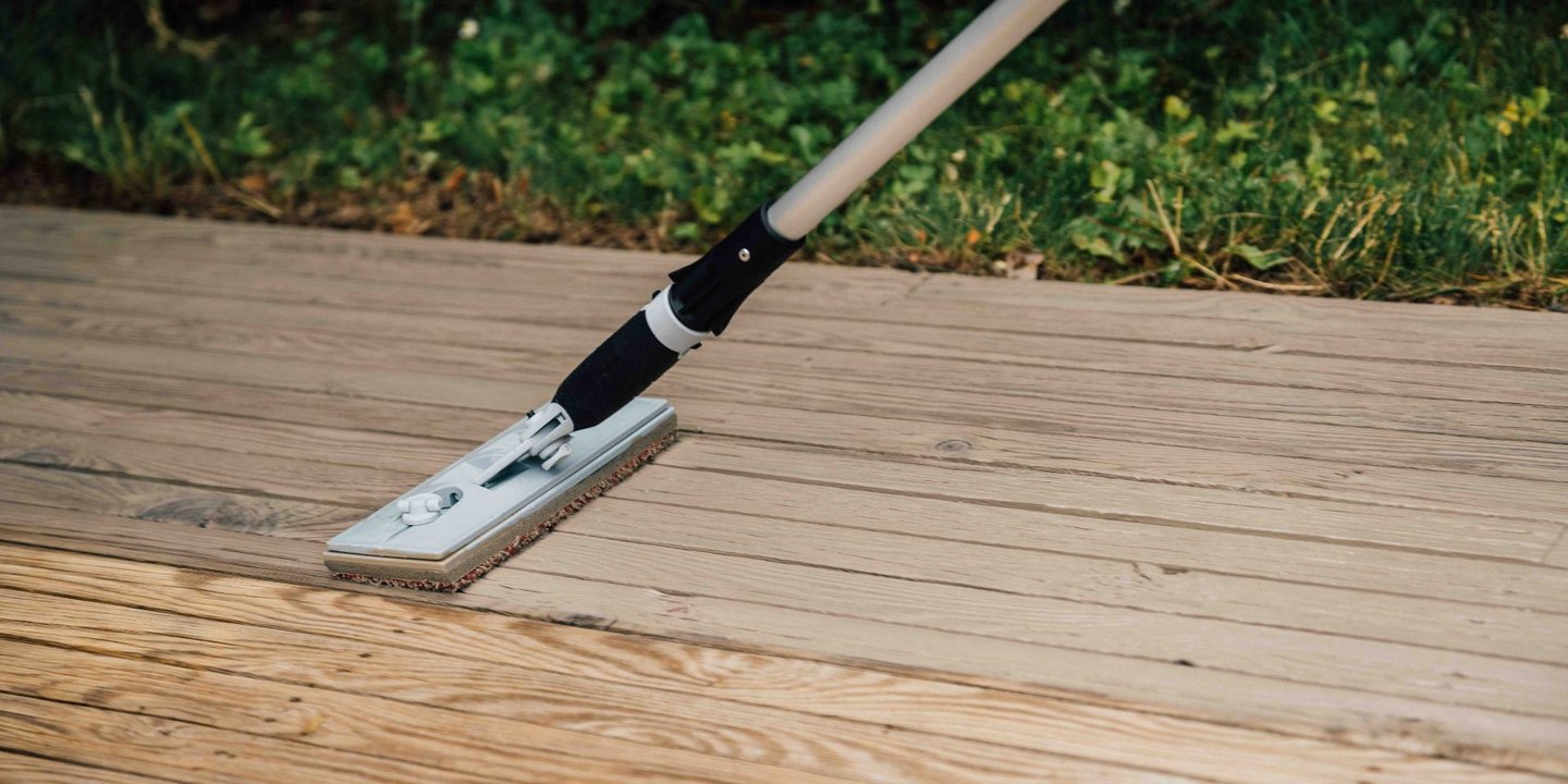 Verktøy som påfører beis på terrassen