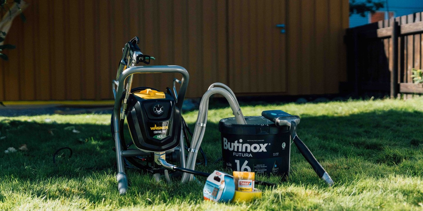 En malesprøytemaskin som suger opp maling fra et Butinox-spann