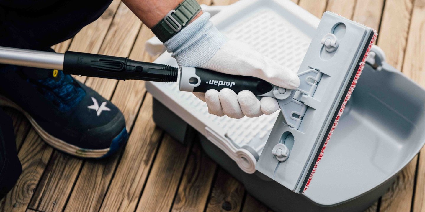 Person som gjør klar kosten som skal brukes til å beise. 