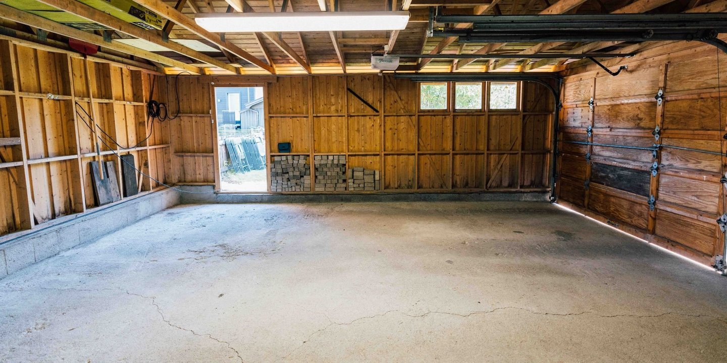 Et slitent garasjegulv får nytt liv med epoxy. Det er en garasje i treverk med epoxygulv.