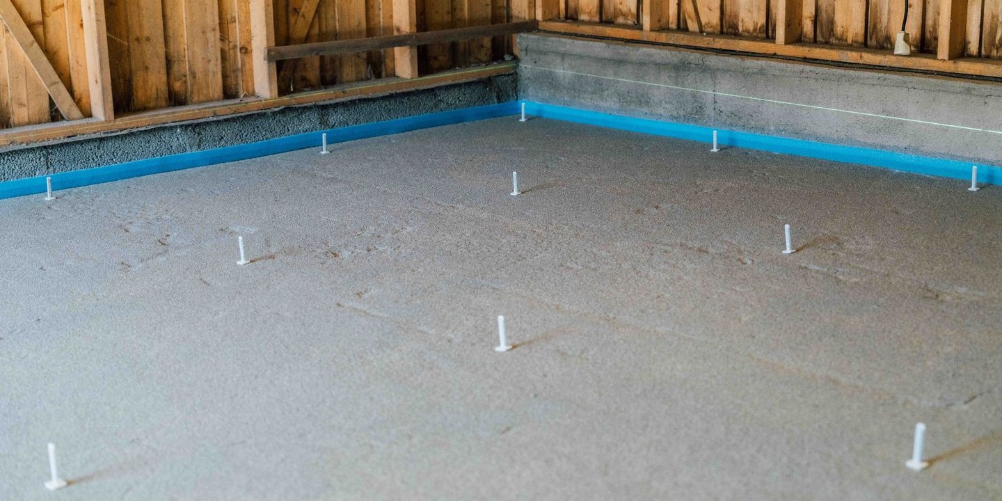 Nærbilde avrettingspinner som stikker opp av gulvet.