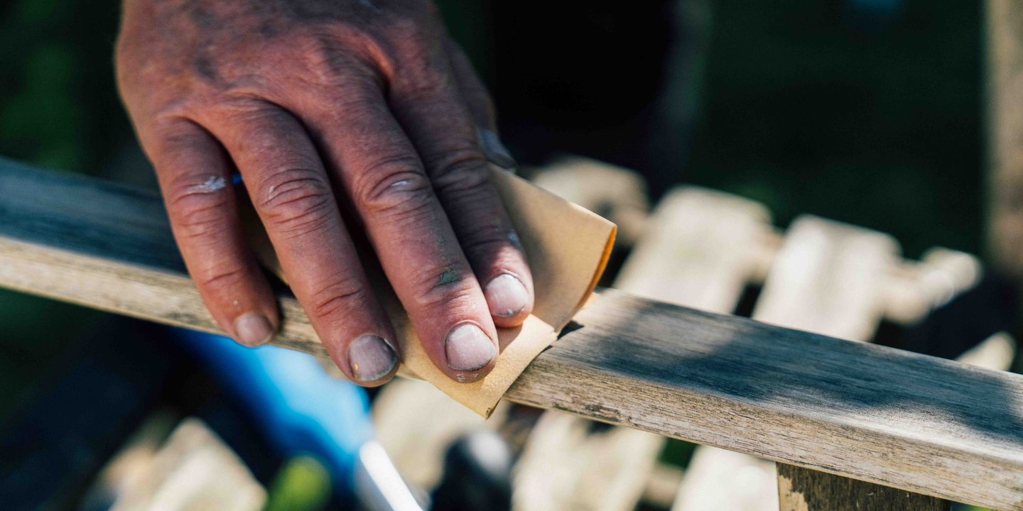 Slik maler du hagemøblene