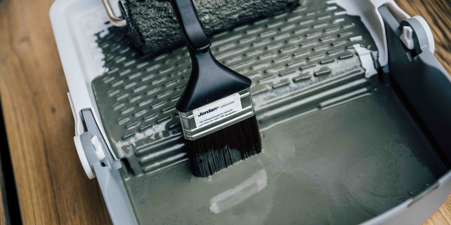 Grå maling i malingsbrett