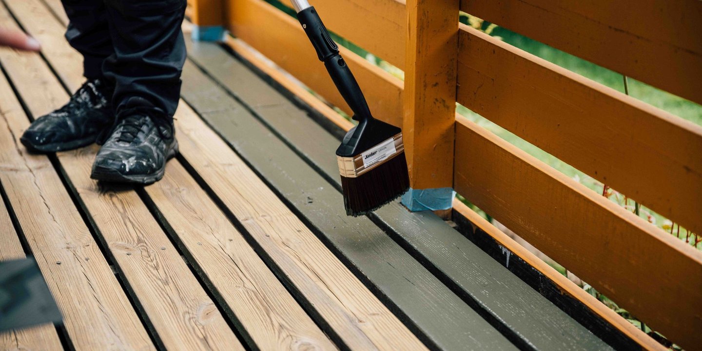Gul terrasse som blir malt i grått