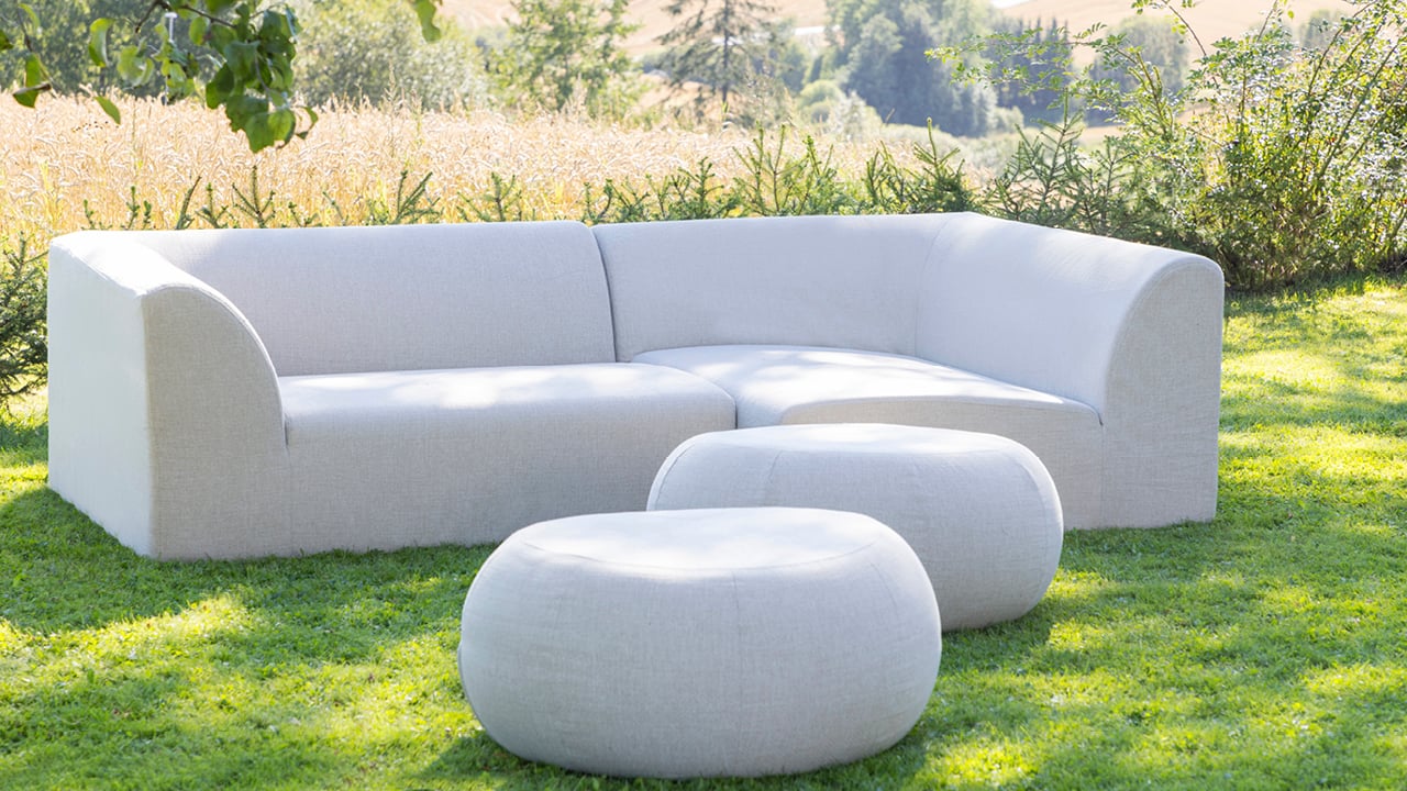 Skagen modulsofa på en gressplen med en åker i bakgrunnen.